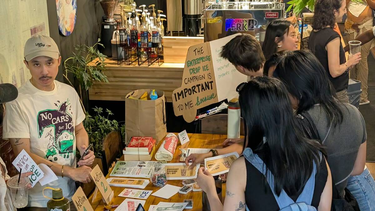 Colectivos en Nueva York han realizado acciones para denunciar y obstaculizar las estrategias del ICE. | Foto: Especial