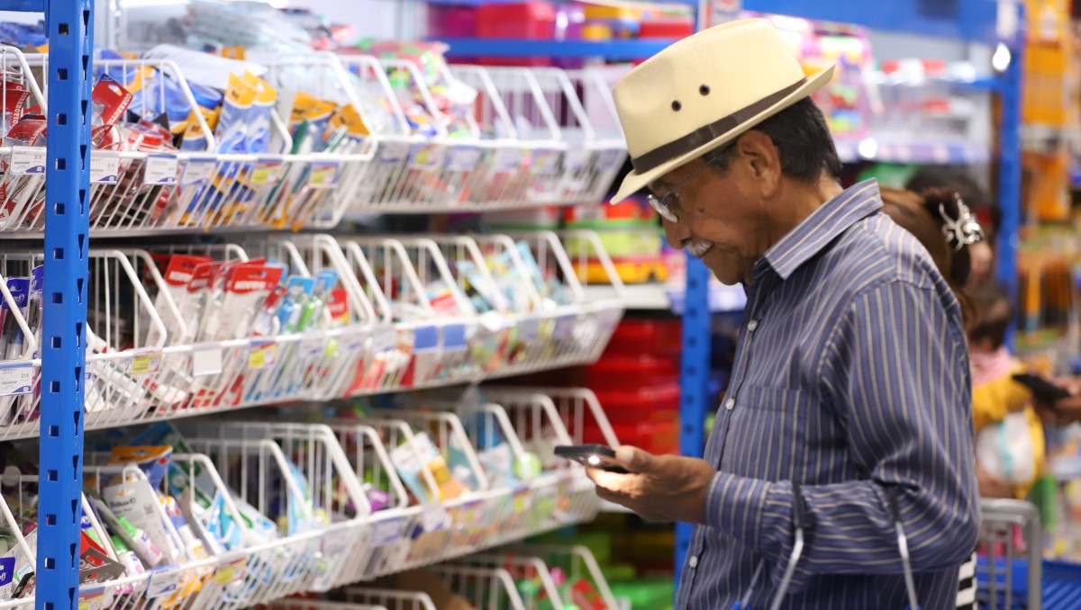 Compra de útiles escolares en tiendas del Área Metropolitana de Monterrey | Luis Guerra