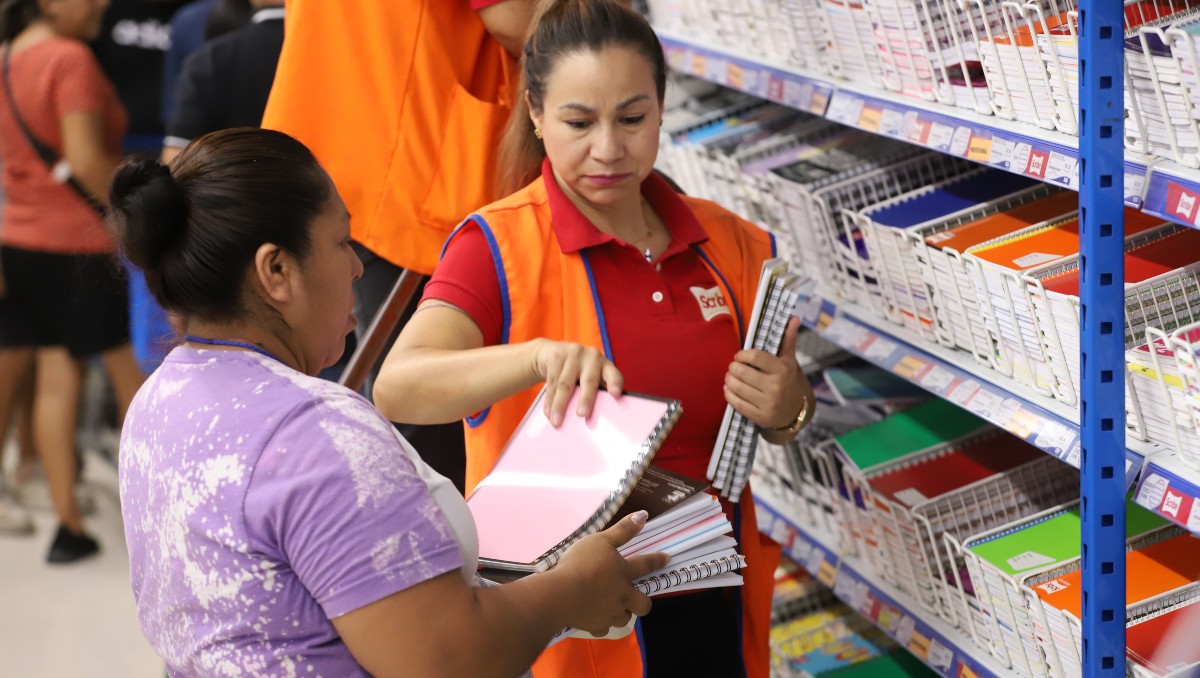 Compra de útiles escolares en tiendas del Área Metropolitana de Monterrey | Luis Guerra