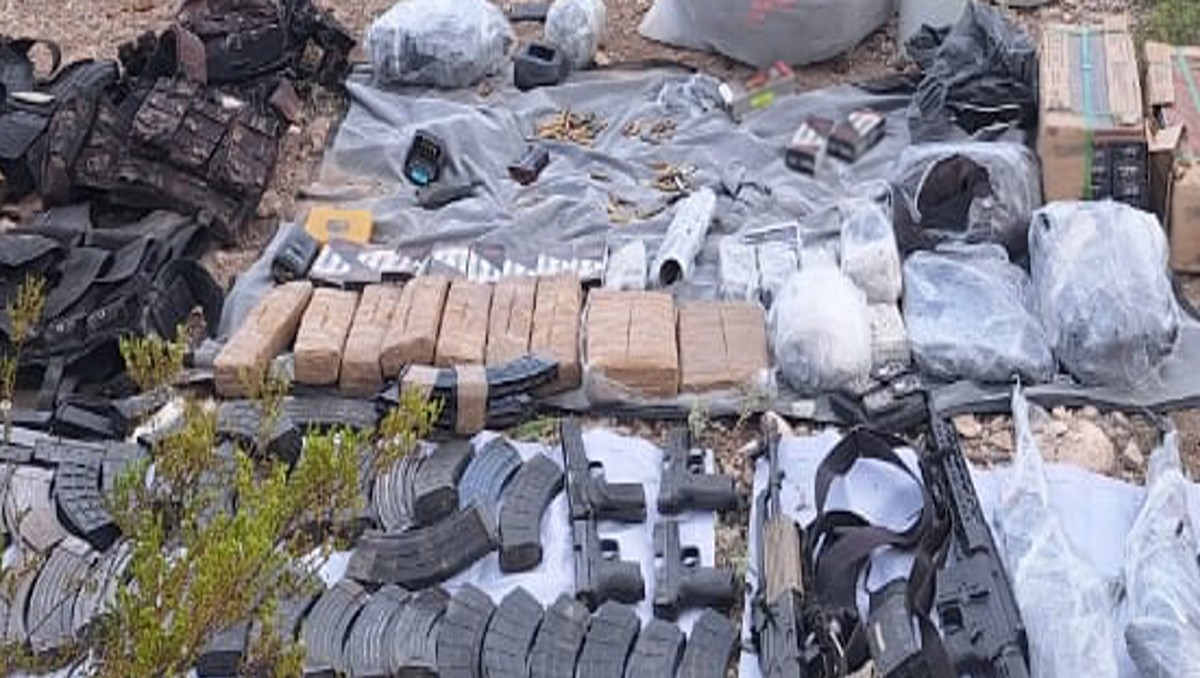 Elementos de Defensa aseguraron ocho armas largas, cuatro cortas, cargadores y droga en Durango | Foto: Especial