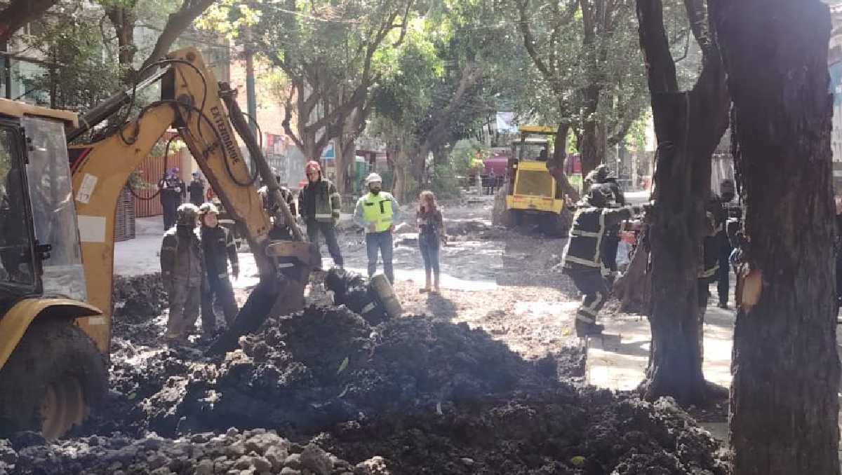 Los elementos de PC y Bomberos colocaron una prensa para controlar la fuga de gas. | Foto: SGIRPC-CdMx