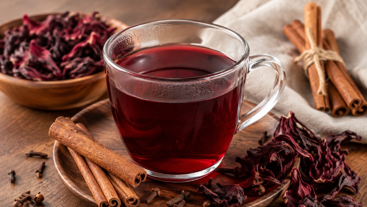Ingredientes para hacer té de jamaica con canela y clavo de olor (IA)