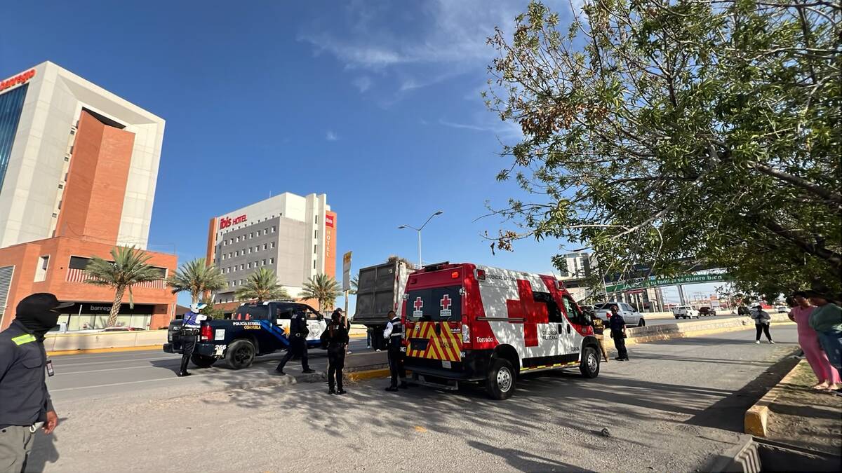 Jacinto, de 57 años, realizaba labores de limpieza cuando la pesada unidad retrocedió y lo prensó; el conductor fue detenido.| Fotos: MILENIO.