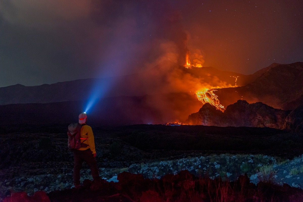 El monte Etna hace erupción y expulsa coladas de lada que bajan por sus laderas, vistas desde Mareneve, cerca de Catania, Italia. | AP