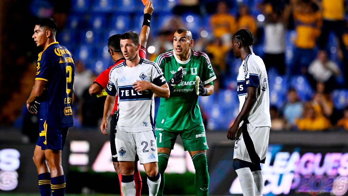 Nahuel Guzmán reclama al árbitro Iván Barton antes de ser expulsado durante el partido entre Tigres y Vancouver Whitecaps. (Agencia Reuters)