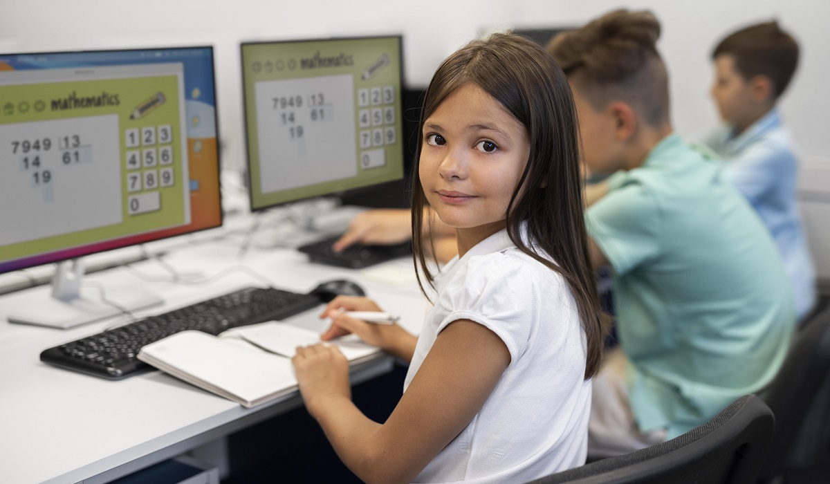 La programación en la infancia puede ayudales a abrir el pensamiento para la resolución de conflictos. (fotografía de Magnific)
