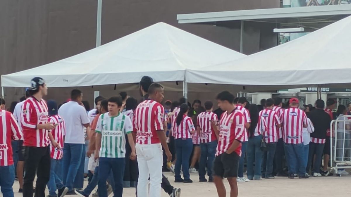 Retiran a aficionados de Chivas y detienen a seis tras conato de riña.| Carlos Hernández.