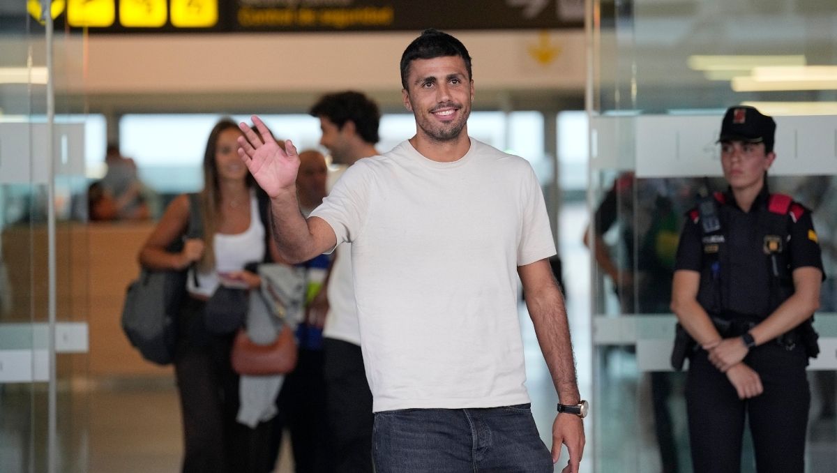 Rodri saluda a su llegada a Barcelona, donde espera concretar su fichaje con el conjunto blaugrana. (Agencia EFE)