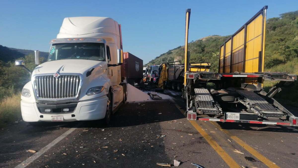 El accidente ocurrió en el tramo Silao–San Felipe de la carretera estatal 77.  | Redes Sociales