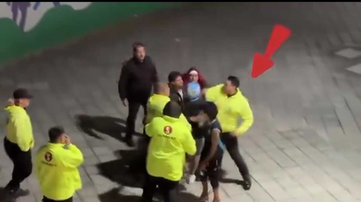 Un aficionado del Puebla fue agredido por un elemento de seguridad privada al finalizar el partido Pachuca vs Puebla. (Video)
