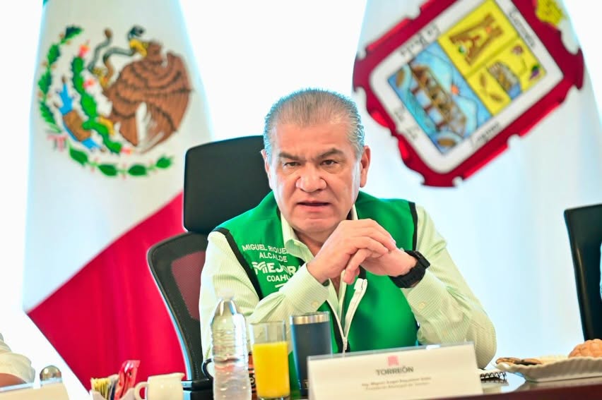 El alcalde y funcionarios estatales analizaron proyectos de obra pública, vialidades, bacheo, servicios y seguridad.|Fotos: Redes Municipio de Torreón