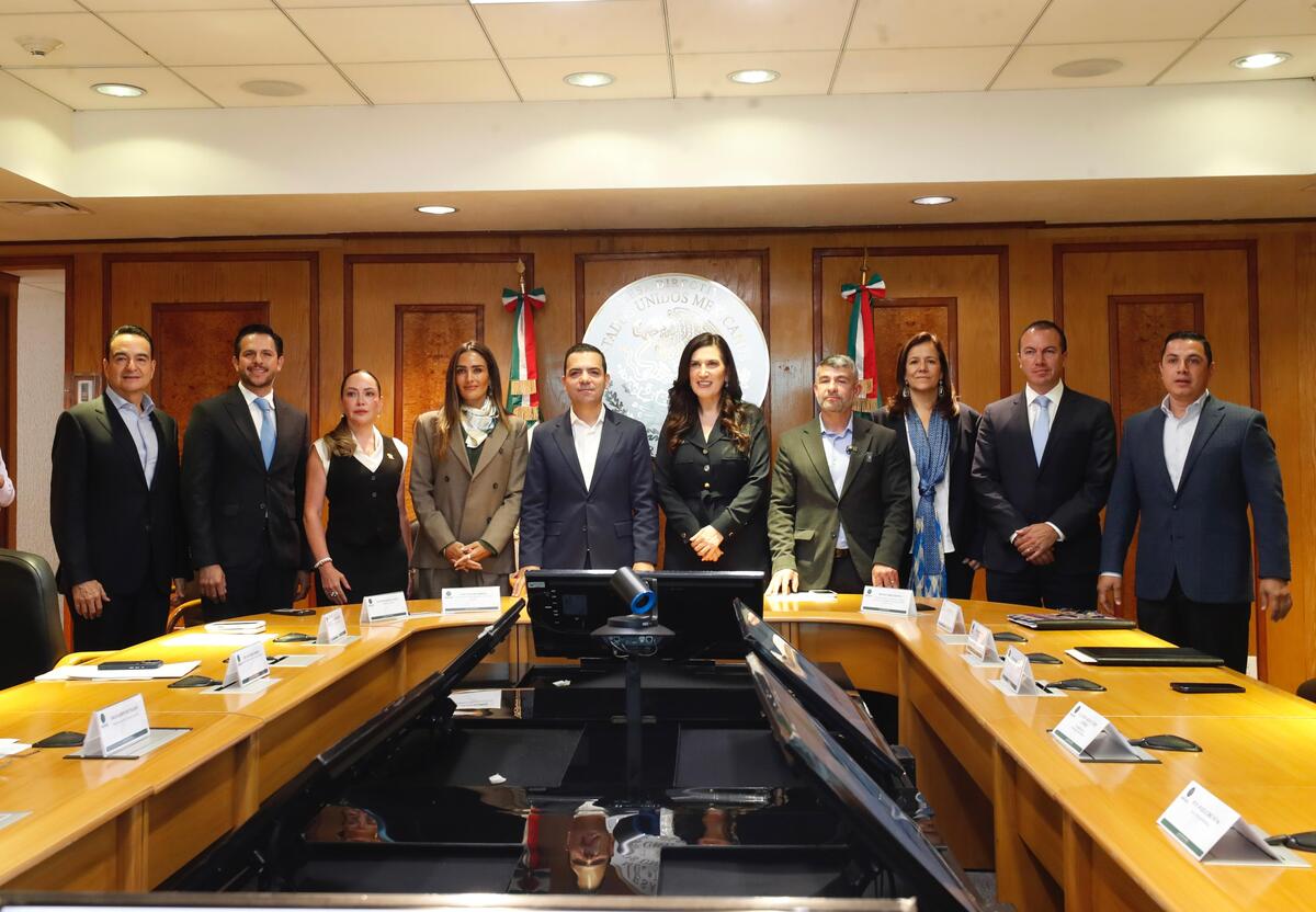 Alcaldes entregan en San Lázaro iniciativa para crear un fondo destinado a escuelas públicas. | Foto: Especial