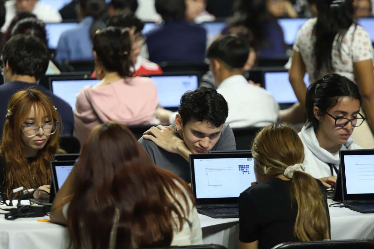 Aspirantes responden el examen de control de la UNAM mediante tabletas digitales sin conexión a internet. | Foto: Cuartoscuro