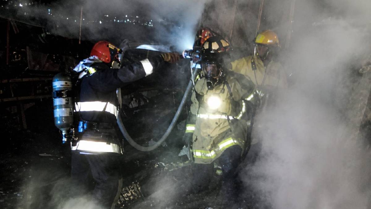 Las autoridades acudieron a la zona para controlar el fuego. | Especial