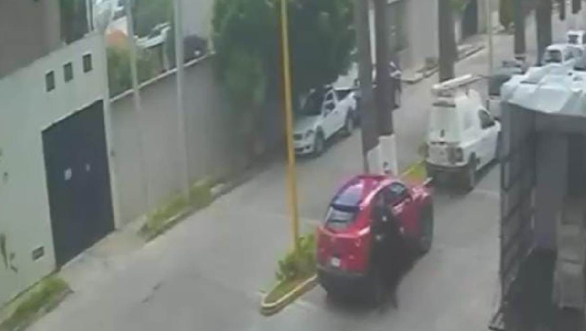 Cámaras captaron a hombres durante el robo en un fraccionamiento privado de Aguascalientes. | Especial