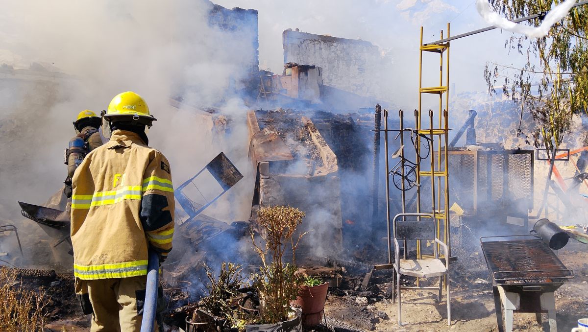 En cuestión de minutos la situación quedó controlada y los elementos pudieron revisar los daños. | Foto cortesía de Protección Civil y Bomberos
