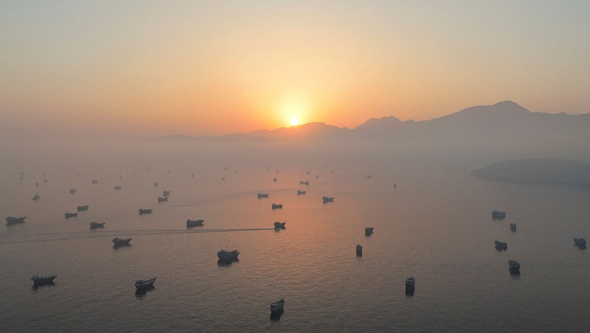 Decenas de barcos intentan cruzar el estrecho de Ormuz, bajo tensión de EU e Irán | Foto: Reuters