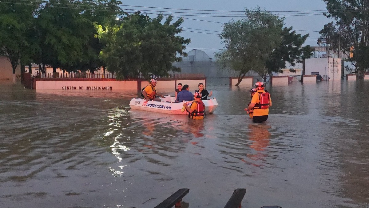 Elementos de Protección Civil utilizaron embarcaciones para poner a salvo a 14 personas atrapadas por la creciente en Campo El Diez.