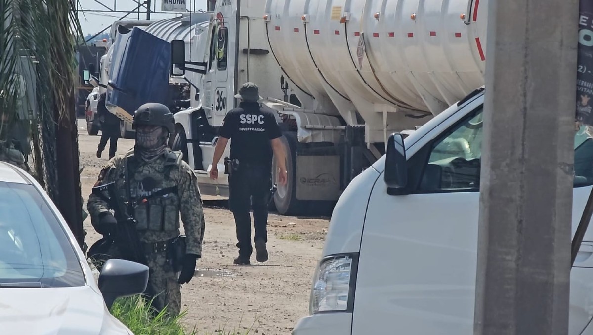 Elementos de la SSPC revisaron los vehículos de carga en Tlajomulco bajo vigilancia de la Defensa (Juan Carlos Munguía)