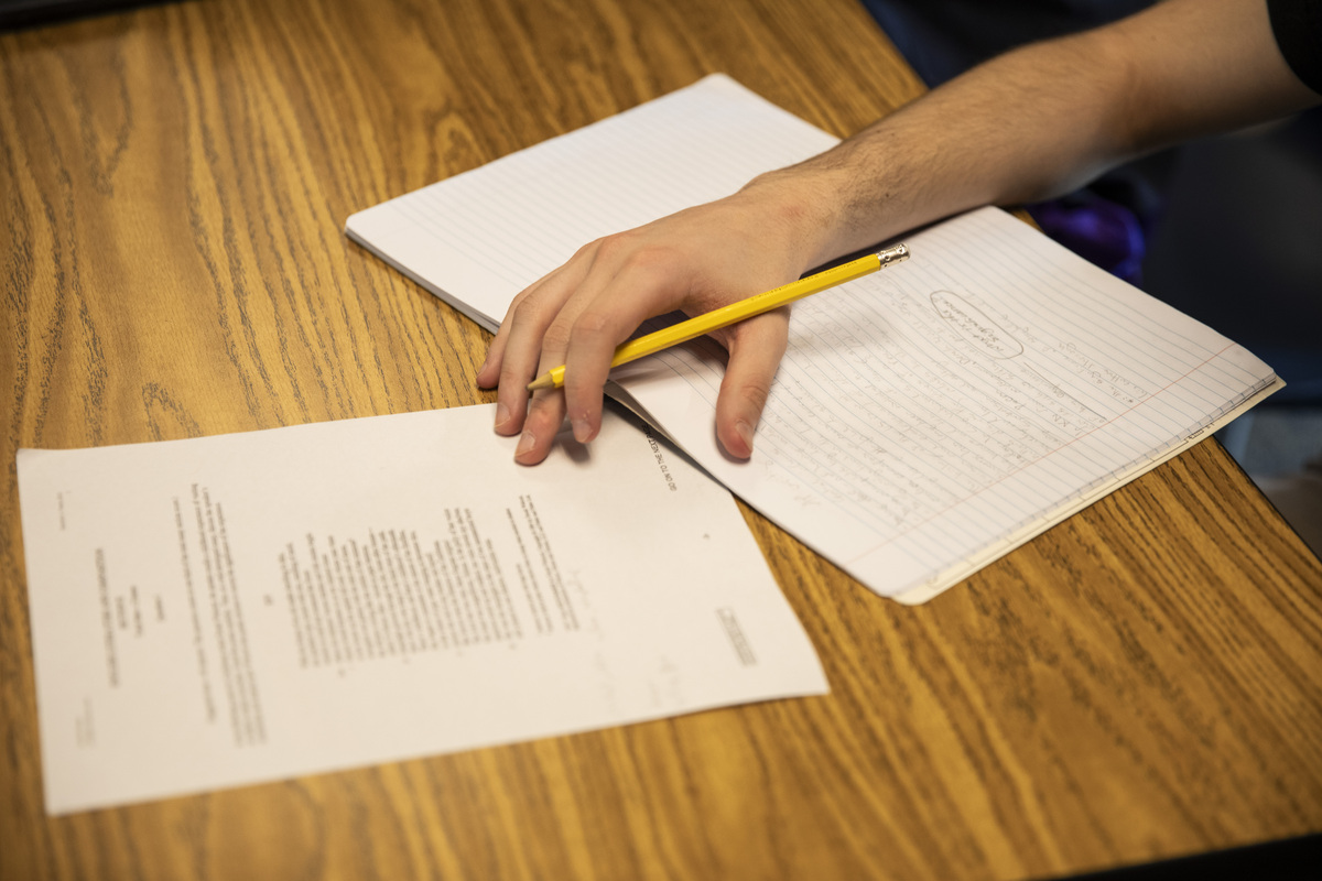 Un estudiante usa lápiz y papel en una clase de inglés en Cross River, Nueva York. | Foto: Lauren Lancaster/ The New York Times
