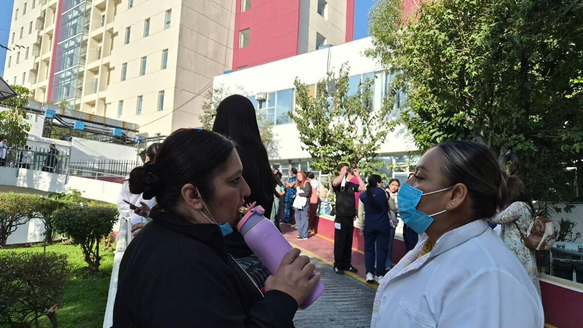 Evacúan de forma preventiva el Hospital Primero de Octubre por reporte de olor a gas. | Especial