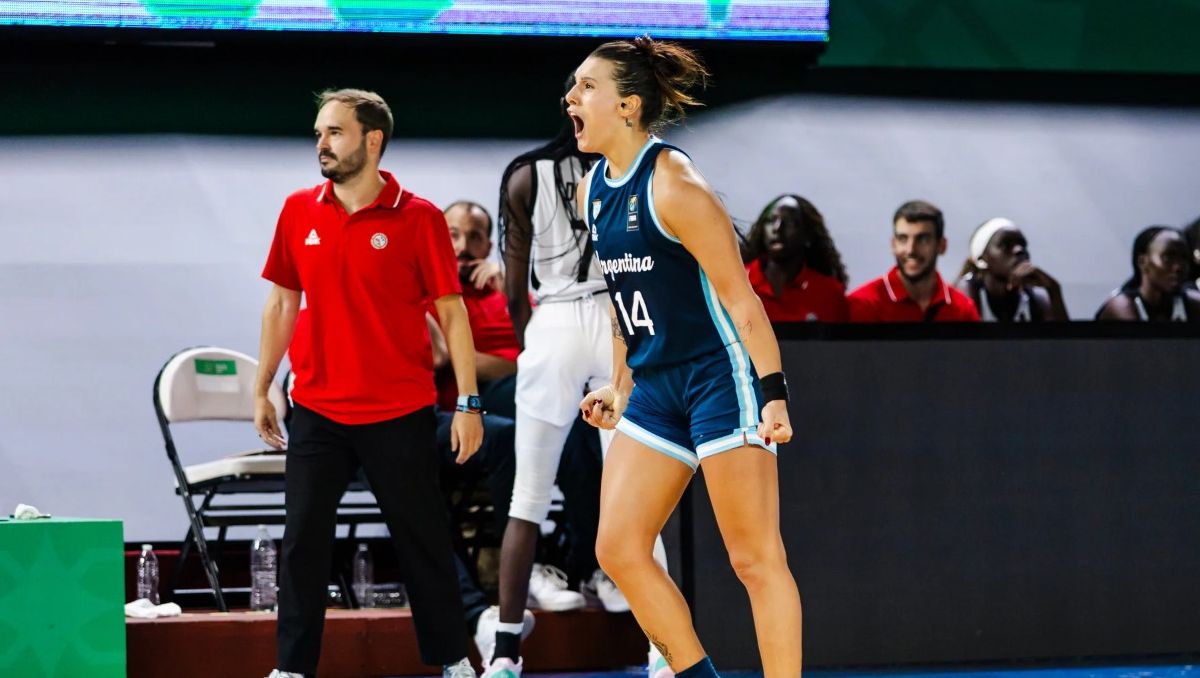 Florencia Chagas celebrando el triple agónico ante Sudán del Sur (Cortesía FIBA)