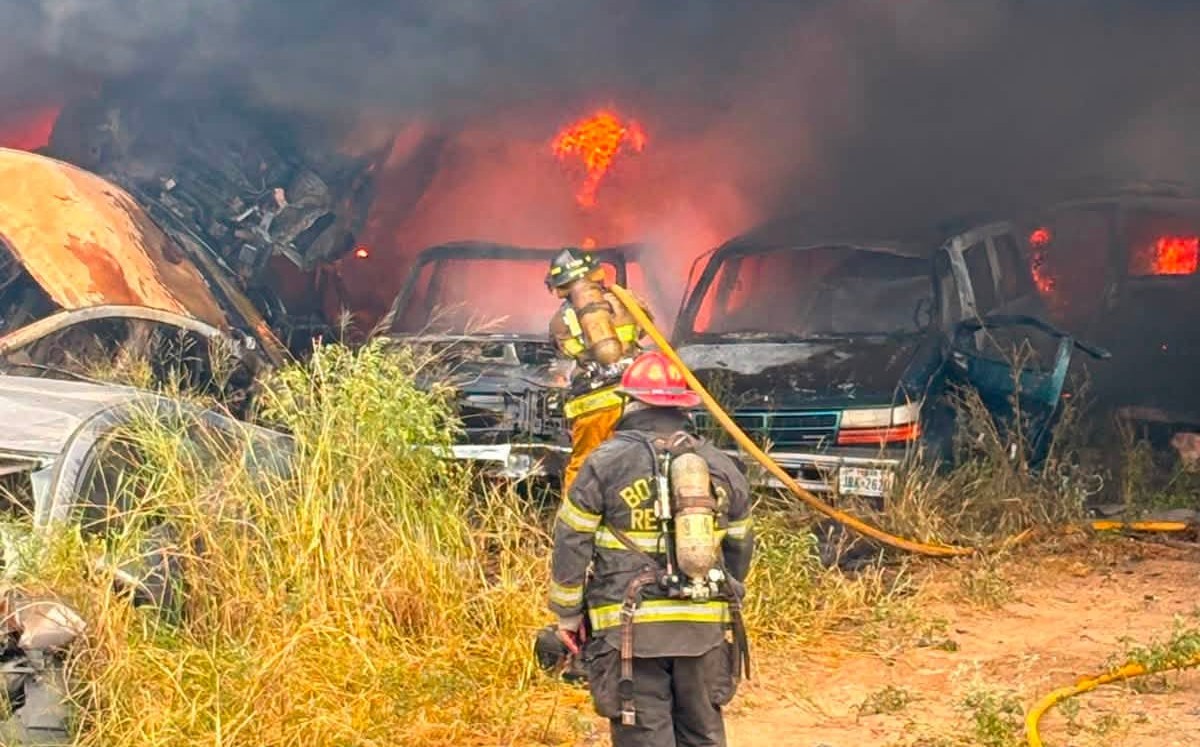 Fuego en corralón de Reynosa. | PC y Bomberos de Reynosa