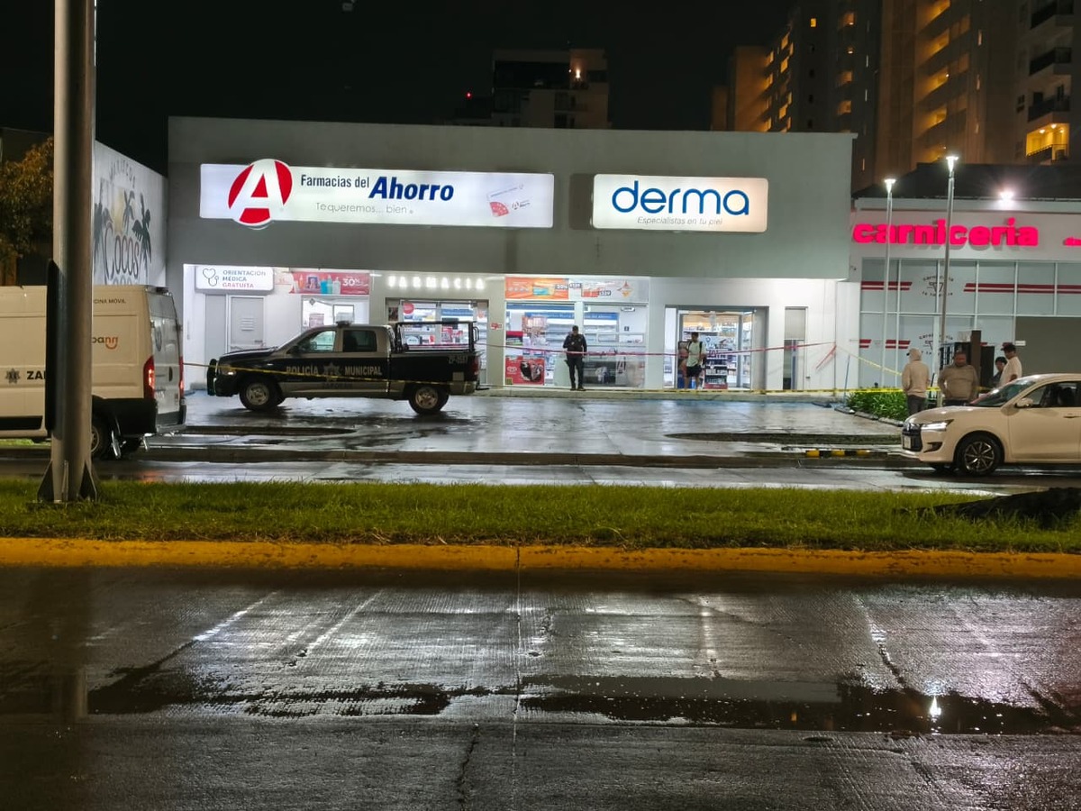 El hallazgo ocurrió afuera de una farmacia en Zapopan. (Vicente Torres)