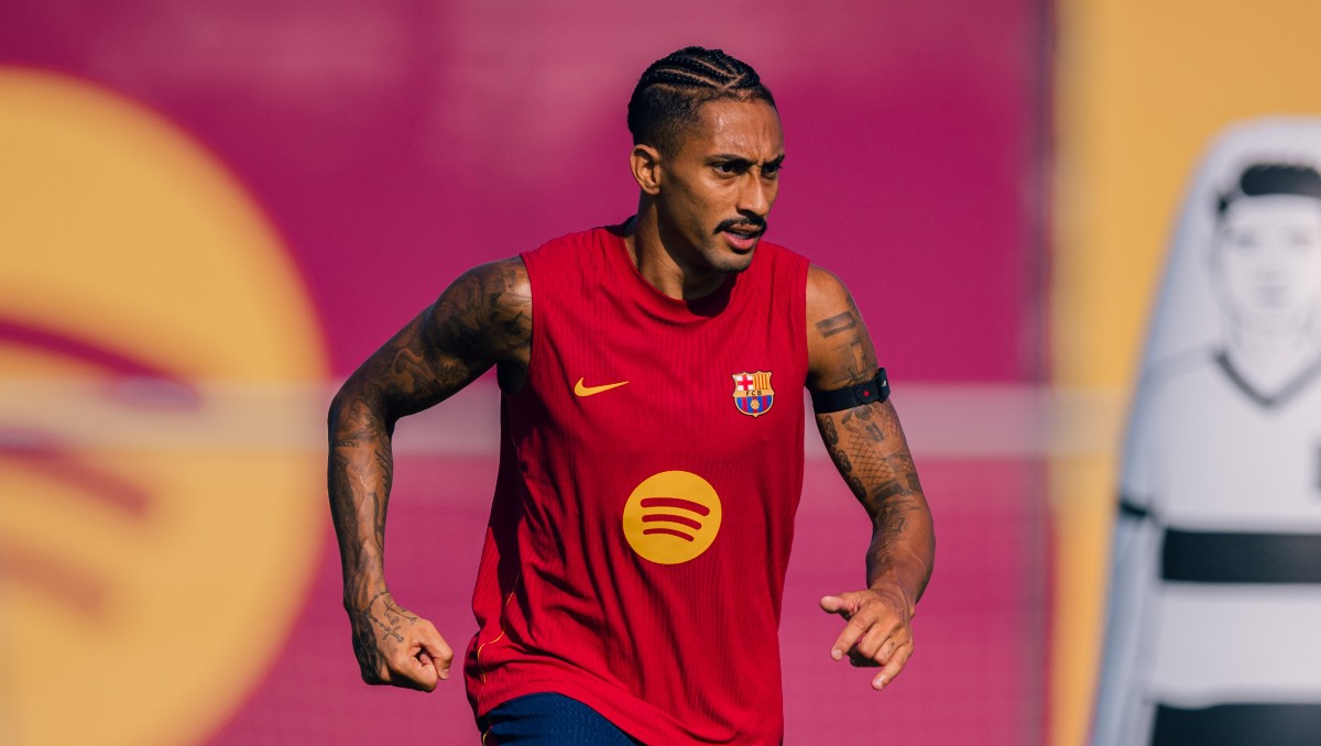 Hansi Flick designa a Raphinha como primer capitán provisional del Barcelona (X @FCBarcelona)
