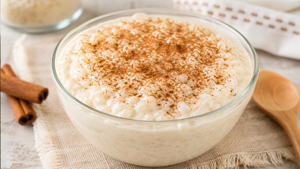 Ingredientes para hacer arroz con leche cremoso (IA)