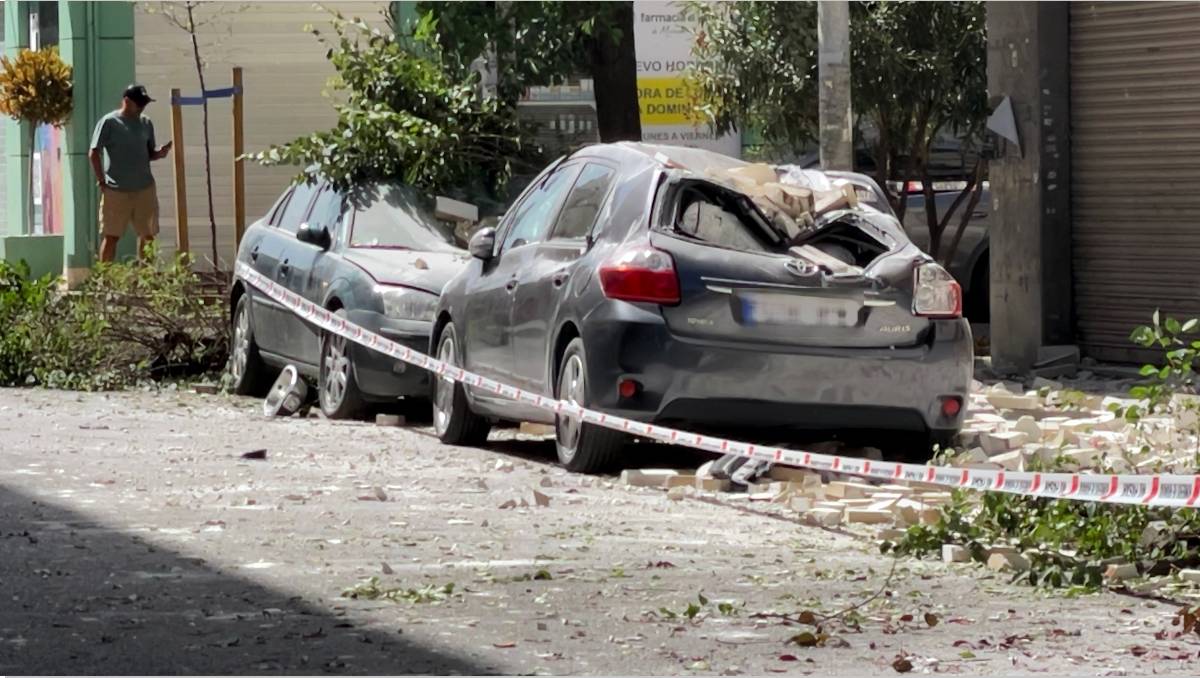 Se observan vehículos dañados tras un terremoto en Granada el 18 de agosto de 2026. | AFP