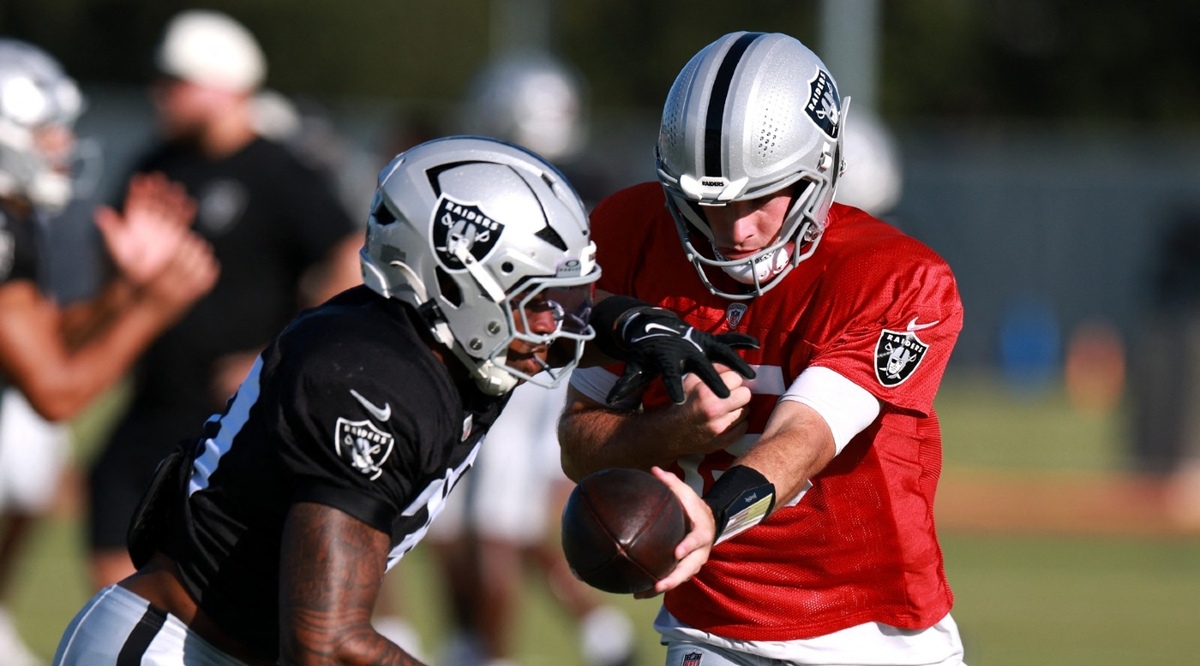 Ofensiva de Las Vegas Raiders muestra versatilidad y sigue aprendiendo en la Pretemporada (AFP)