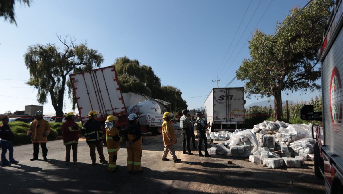El peligro por la pipa de gas accidentada en la Toluca-Tenango se registró a la altura de Floracopio. | Foto: Tania Contreras