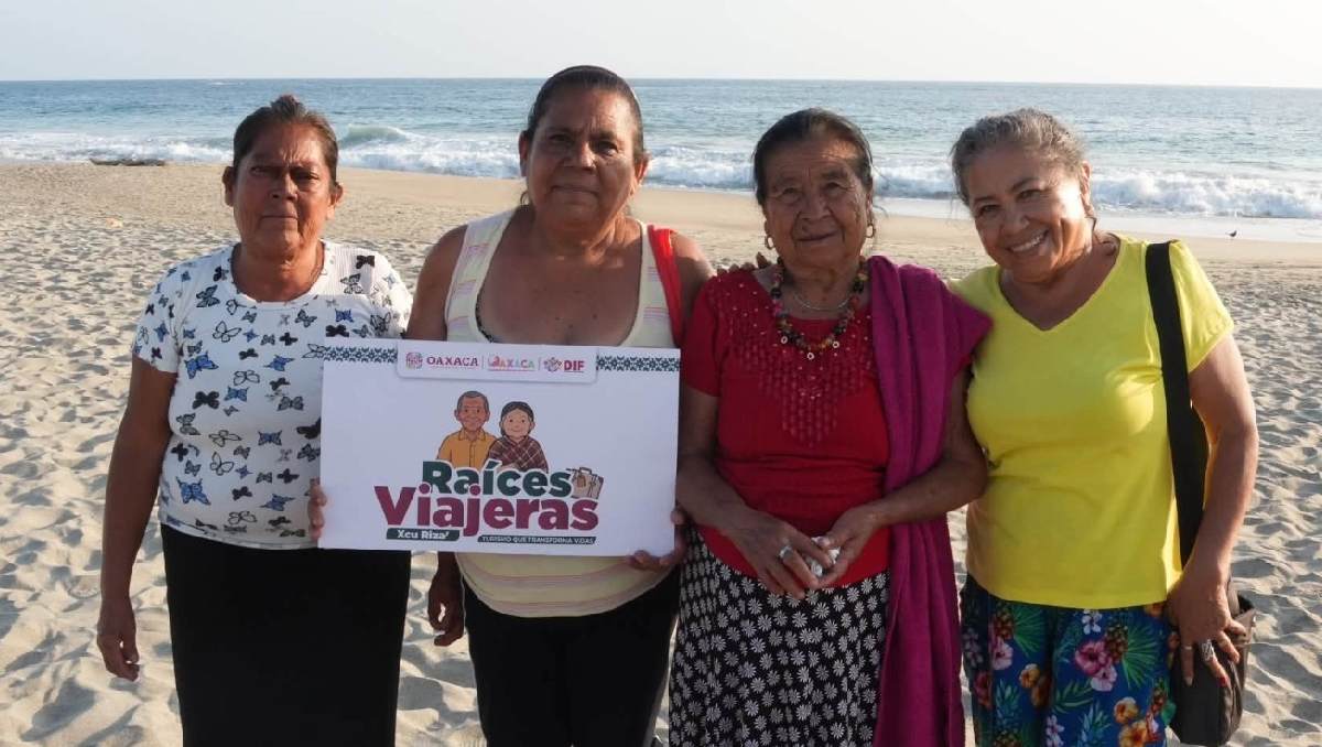 Personas adultas mayores disfrutan de un recorrido por Puerto Escondido. | Especial