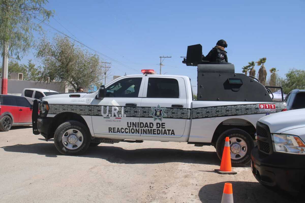 Policías en Gómez Palacio. | Foto: Rolando Riestra