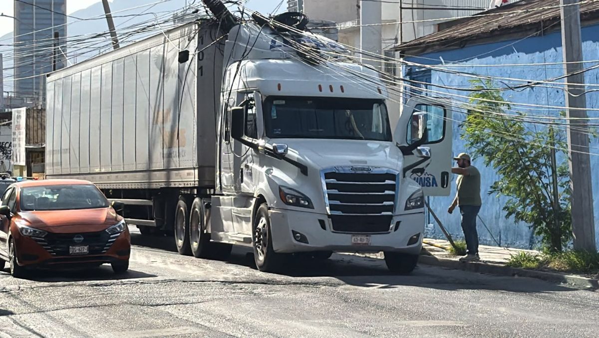 Un tráiler de carga pesada derribó un poste de telefonía y jaló el cableado en el cruce de las calles Ayutla e Hilario Martínez| Especial