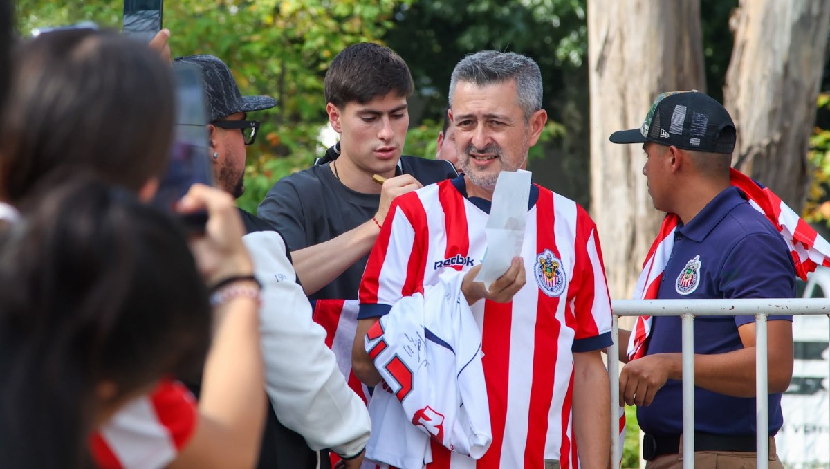 Aficionados se despiden de Armando González en su último entrenamiento con Chivas (Farid Santos)