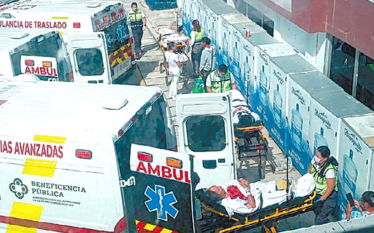 En ambulancia son llevados al centro hospitalario recién inaugurado por la Presidenta el fin de semana.| SERGIO SÁNCHEZ