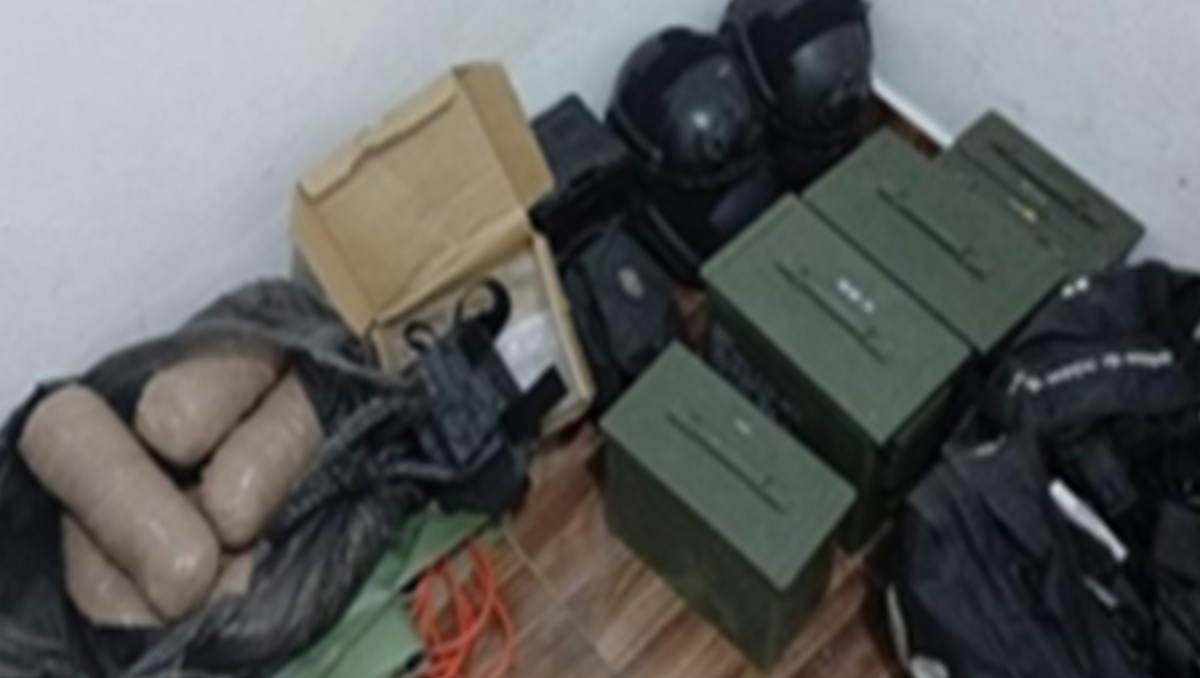 Arsenal, paquetes de mariguana, equipo táctico y artefactos ponchallantas decomisados en operativo conjunto.| Foto: Especial
