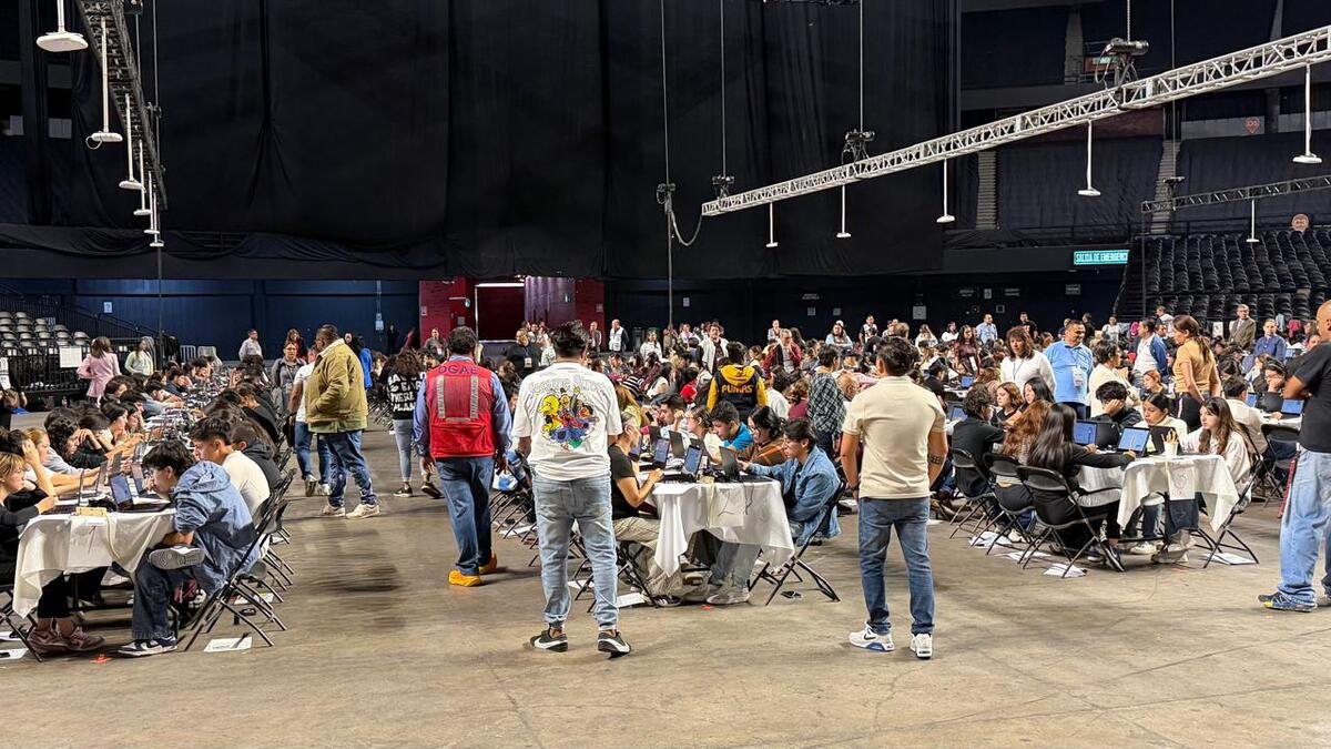 Aspirantes presentan el examen de control de la UNAM en el Palacio de los Deportes. | Foto: Alma Paola Wong