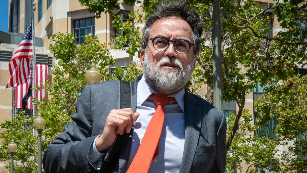 Bejar sale del edificio federal Ronald V Dellums y del Tribunal de EU tras declaración | Foto: AFP