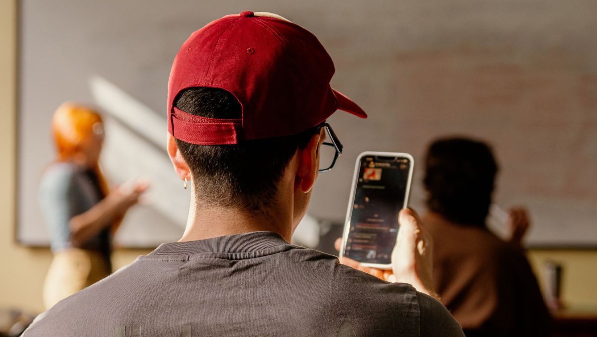 El uso de celulares dentro de las aulas es un debate a nivel nacional. | Especial