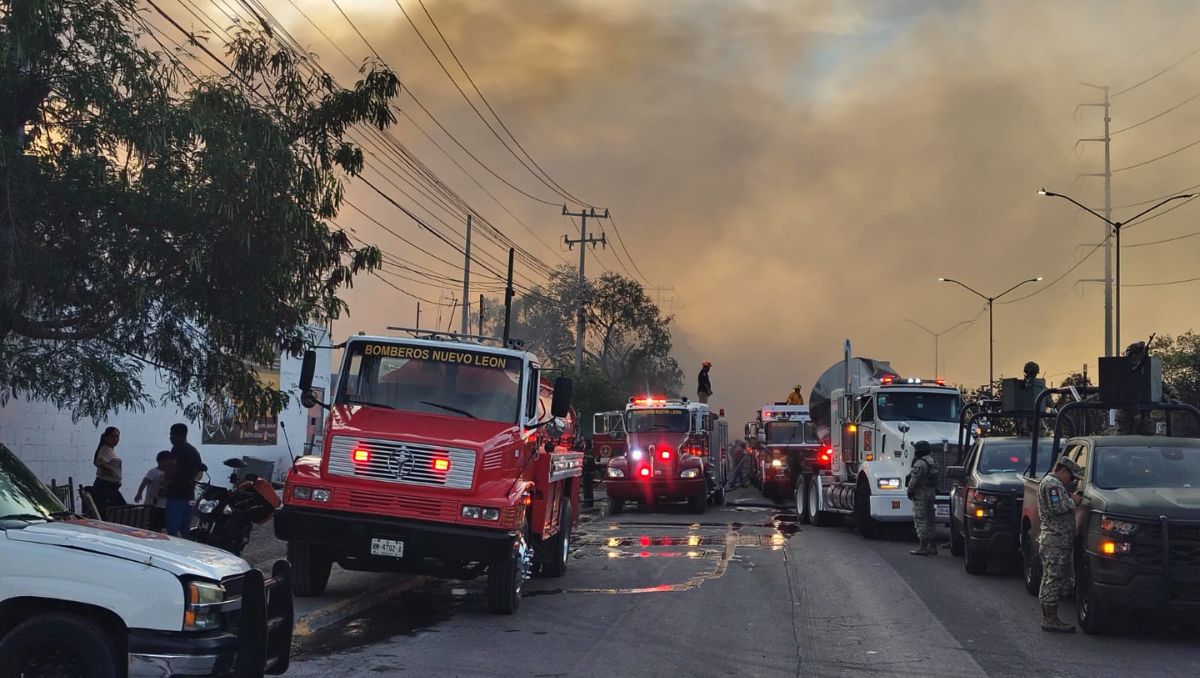 La columna de humo del incendio fue visible desde distintos puntos del Área Metropolitana de Monterrey. | Israel Santacruz