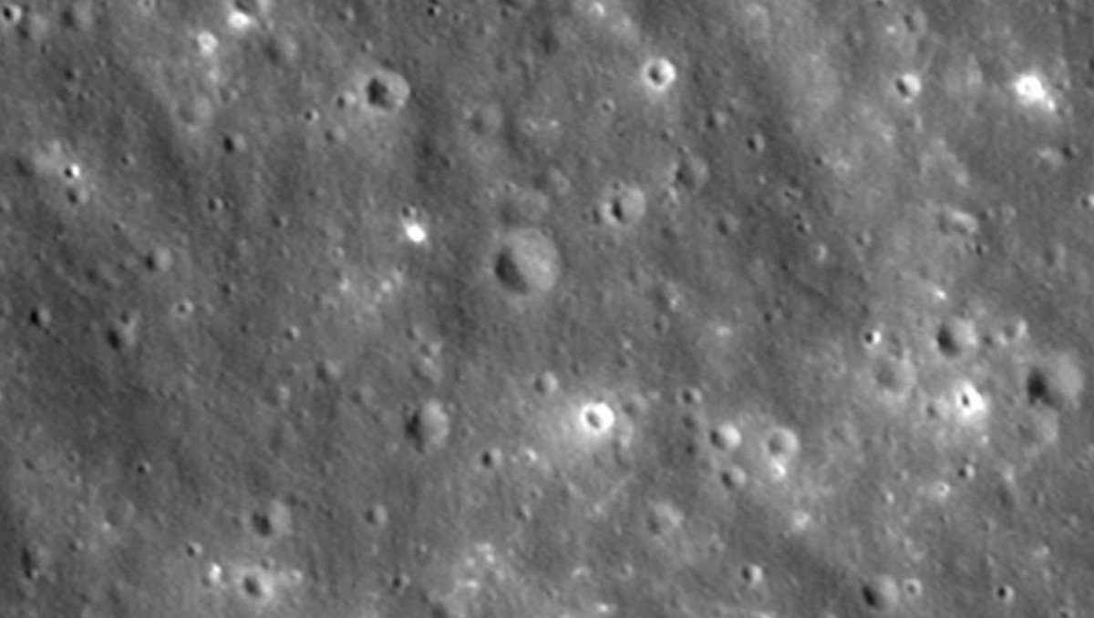 El cráter del impacto de SpaceX en la Luna apareció en nuevas imágenes de la NASA. | FOTO: NASA