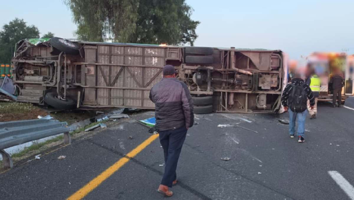 Decenas de personas habrían resultado heridas en la volcadura del autobús. | Foto: Guardia Nacional Carreteras