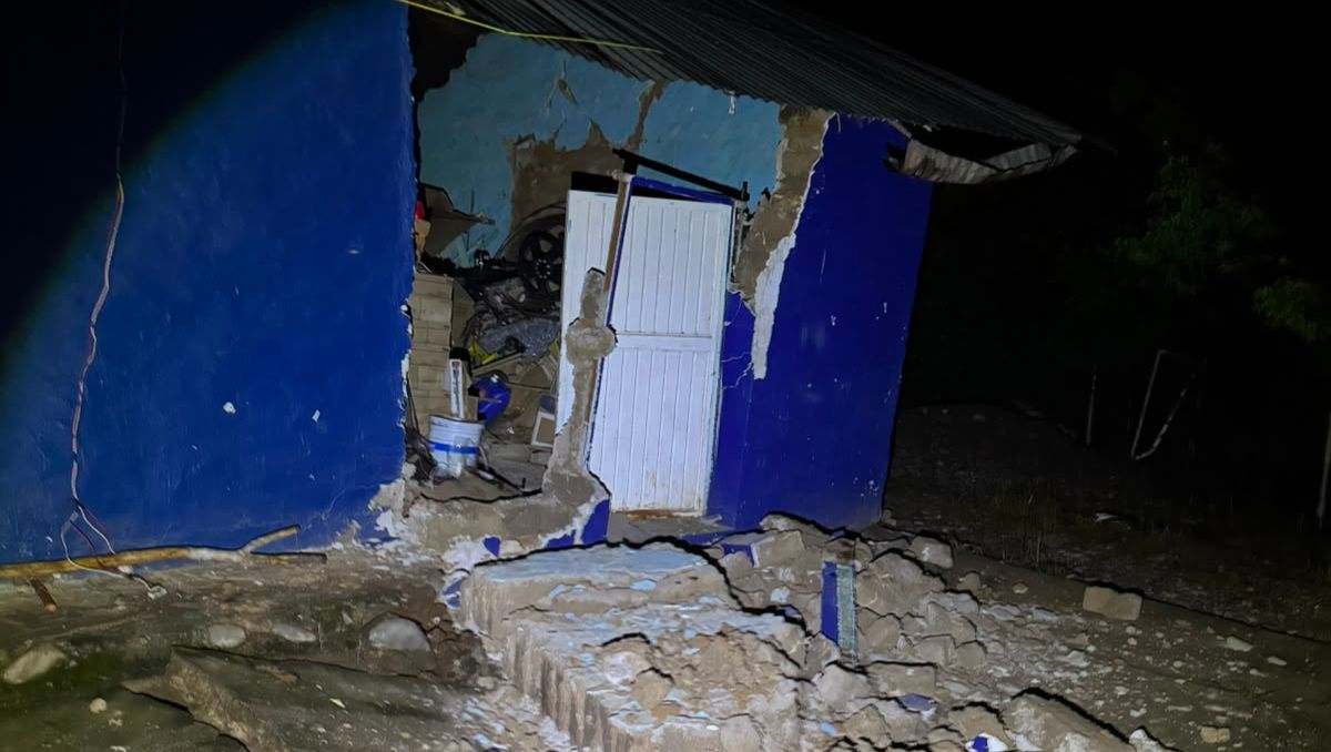 Deslave por lluvias destrozo una vivienda. | Foto: Cortesía de Protección Civil Durango