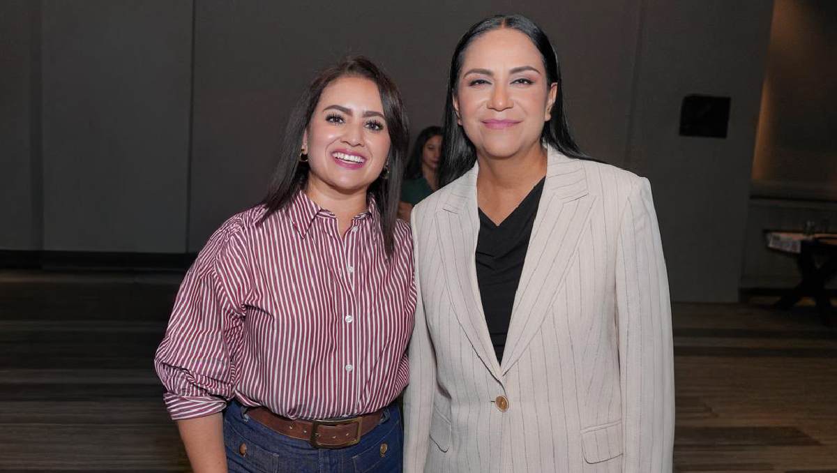 Gladyz Butanda y Ariadna Montiel durante un encuentro para reforzar la 4T. | Especial