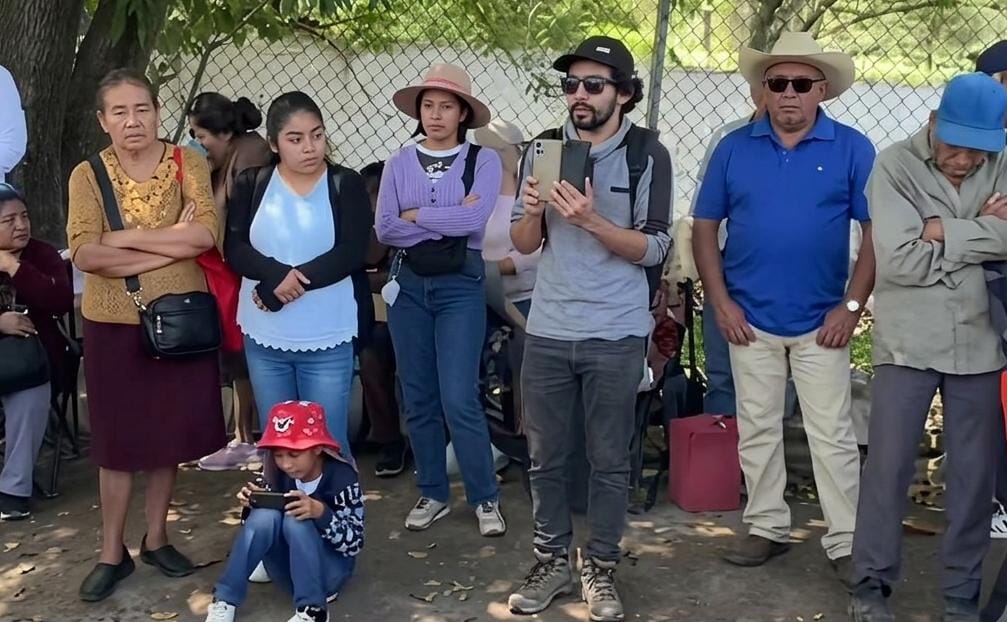 Un grupo de habitantes de Tula se reunió en la zona de obras, y manifestaron su inconformidad por los daños. (Cortesía)