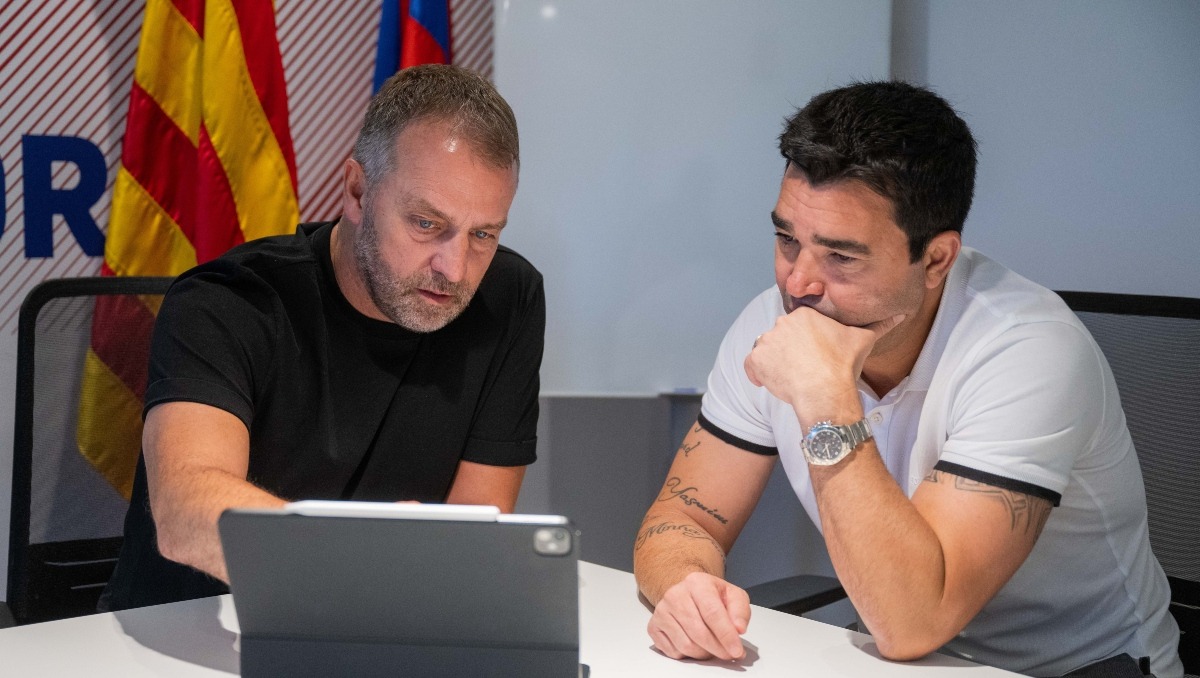 Hansi Flick y Deco trabajan en la conformación de la plantilla del Barcelona, que todavía busca incorporar a un delantero centro. (X @FCBarcelona)