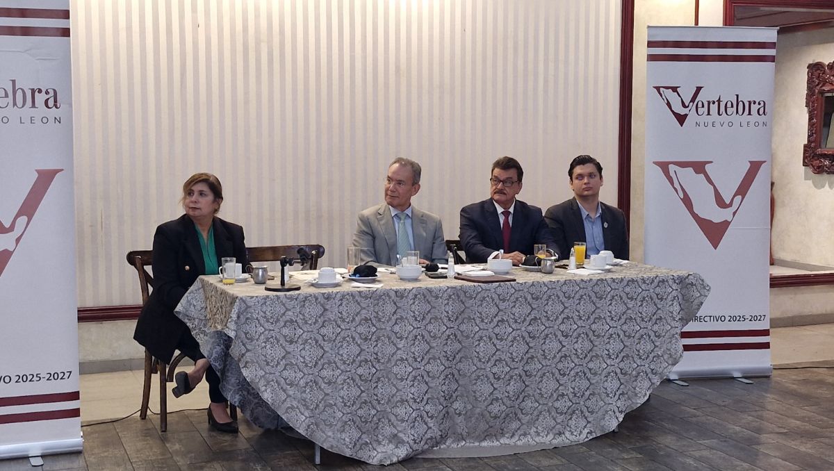 Héctor Gutiérrez de la Garza, titular de la delegación estatal de la Secretaría de Gobernación, durante la reunión con Vertebra. Orlando Maldonado